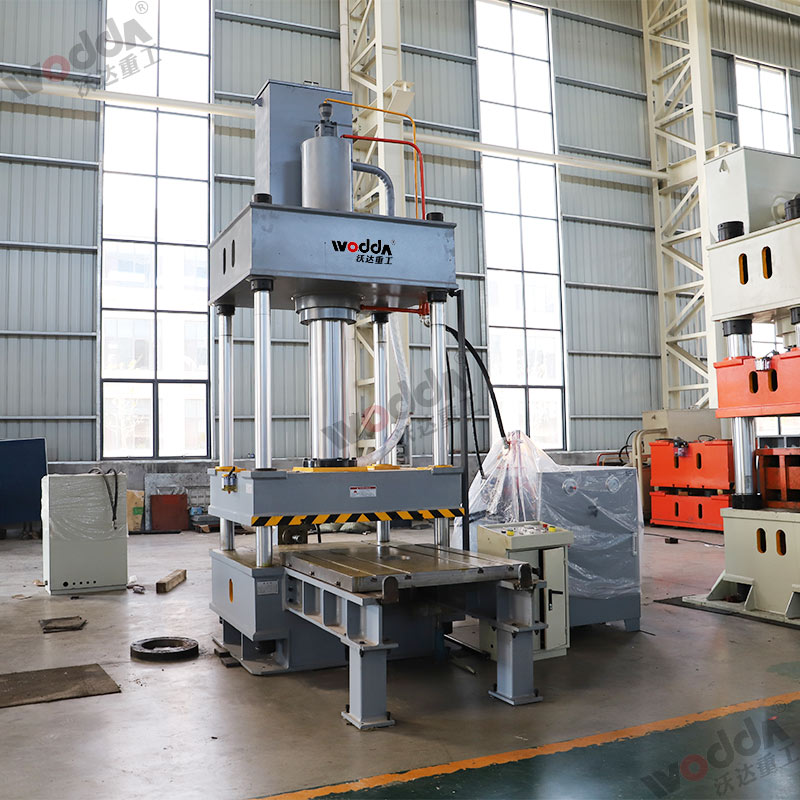 200噸四柱(zhu)拉伸液(ye)壓機帶(dai)移動工(gōng)作台