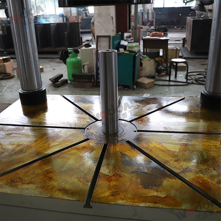 315噸封頭(tóu)液壓機(ji)上頂缸(gang)