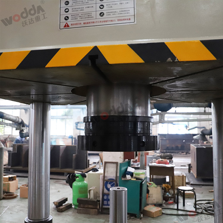 封(feng)頭液壓(yā)機沖頭(tóu)