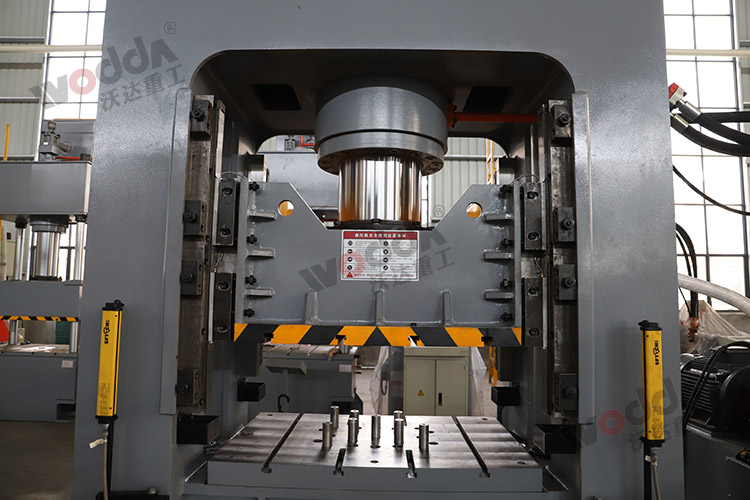 315噸(dun)框架式液壓(ya)機機身