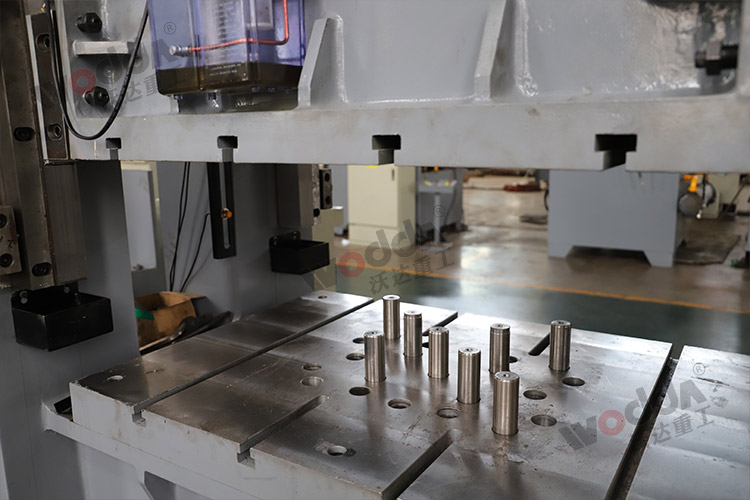 315噸框架式(shi)液壓機（多頂(ding)杆、液壓墊）