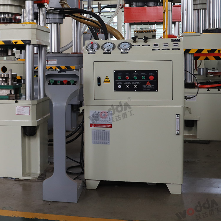 200噸四(sì)柱液壓機(jī)（移動控制(zhì)台）