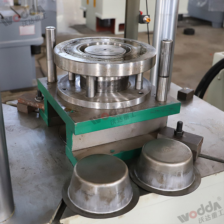 200噸四柱(zhu)拉伸機用(yong)戶現場圖(tu)