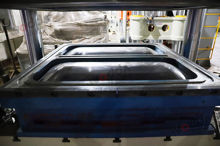 拉伸水(shuǐ)箱模具