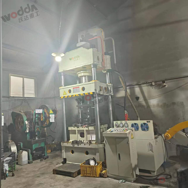 315噸上置液壓(ya)墊拉伸液壓機(ji)（圖1）