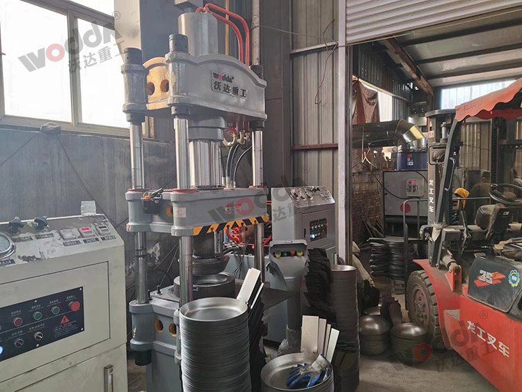 100噸四柱液(ye)壓機拉伸鐵(tiě)鍋一次成型(xíng)