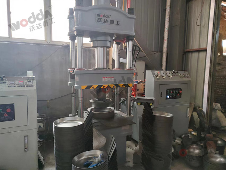 100噸四柱液(ye)壓機拉伸鐵(tiě)鍋現場