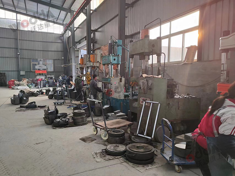 100噸(dūn)四柱液壓機(ji)拉伸鐵鍋客(kè)戶現場