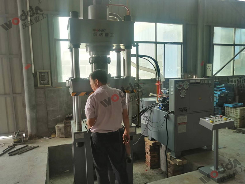 200噸不鏽鋼離(li)心風機成型(xíng)液壓機（圖1）