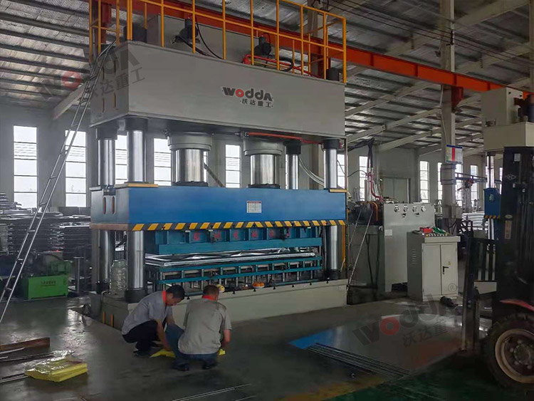 1000噸不(bu)鏽鋼水箱闆拉伸(shēn)液壓機（圖2）