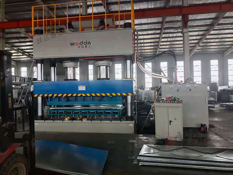 1000噸不鏽鋼(gāng)水箱闆拉伸液壓(ya)機（圖1）