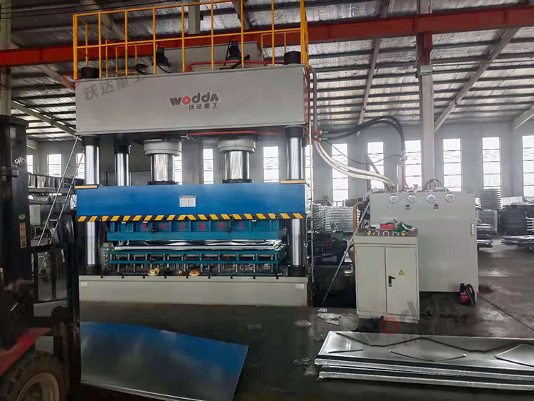 1000噸不鏽鋼水箱闆(pan)拉伸液壓機（圖3）