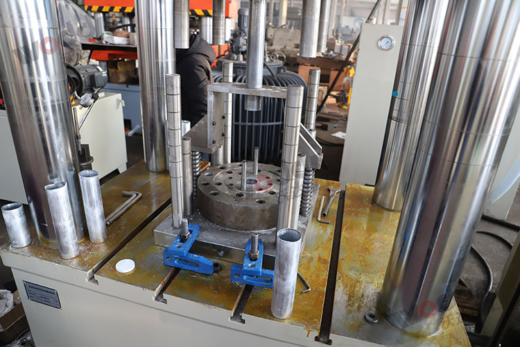 500噸動(dong)力電池電芯鋁(lü)殼拉伸液壓機(ji)模具
