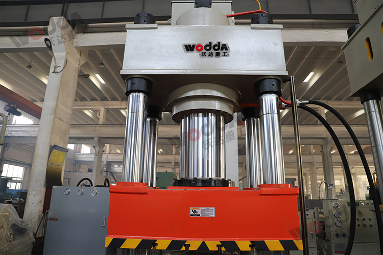 500噸動力電(diàn)池電芯鋁殼拉(lā)伸液壓機機身(shēn)