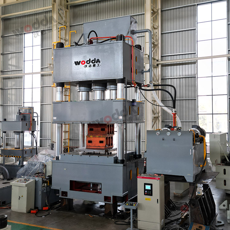 1500噸多頂杆拉(lā)伸液壓機側視圖(tú)