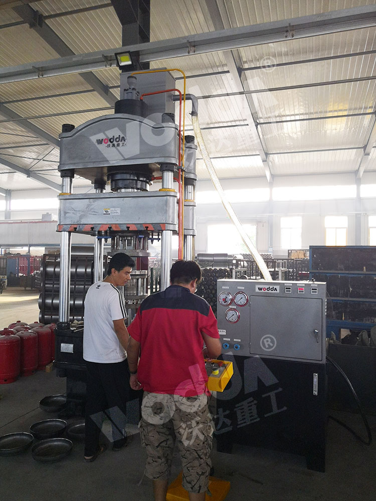 200噸煤氣罐(guan)封頭液壓機（圖2）