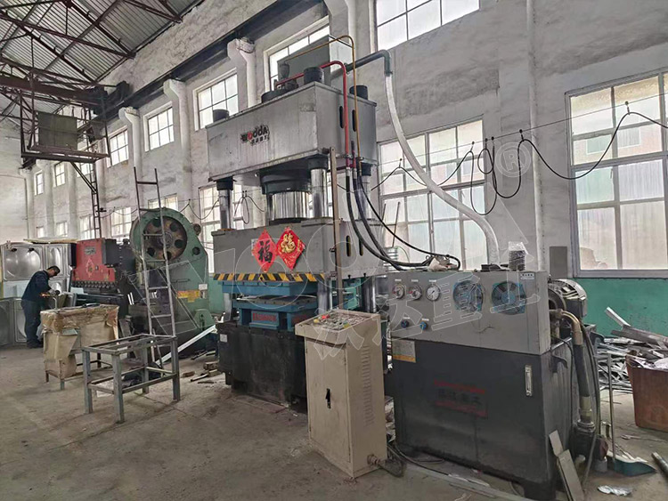 不鏽鋼(gang)水箱闆液壓機客(kè)戶現場