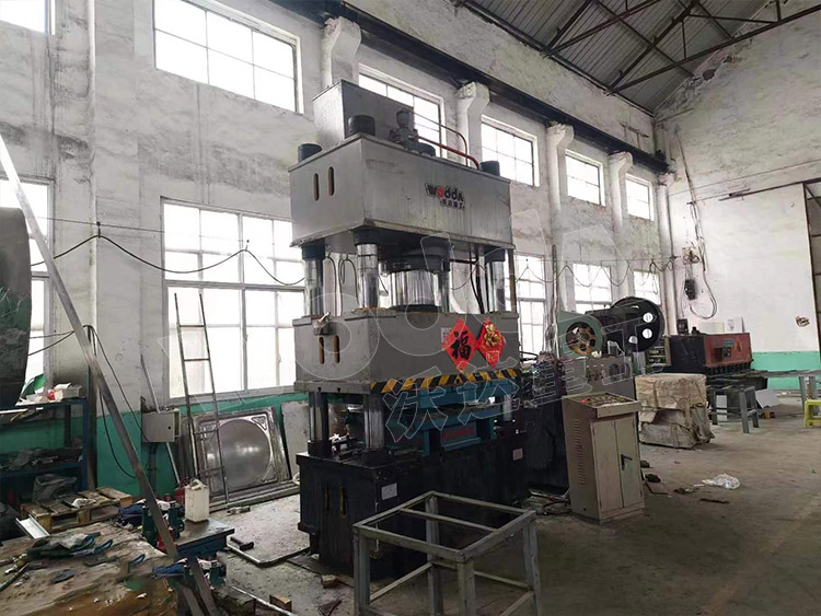 不鏽鋼水箱闆液(ye)壓機客戶現場