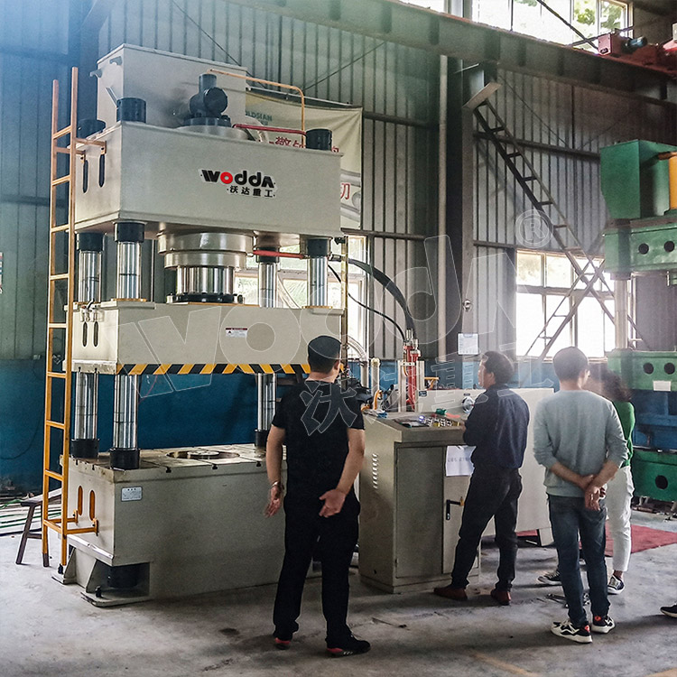 500噸不(bú)鏽鋼水箱液壓機(ji)客戶現場