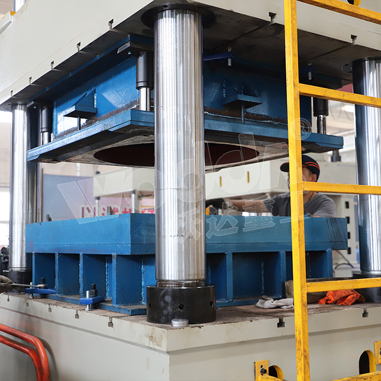500噸不鏽鋼(gang)水箱液壓機（立柱(zhù)）