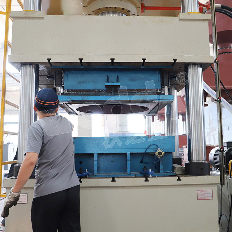 500噸不鏽鋼水箱(xiang)液壓機（工作台）