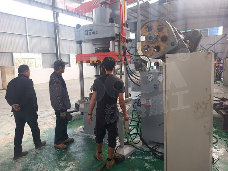 200噸封頭拉伸(shēn)液壓機（圖1）