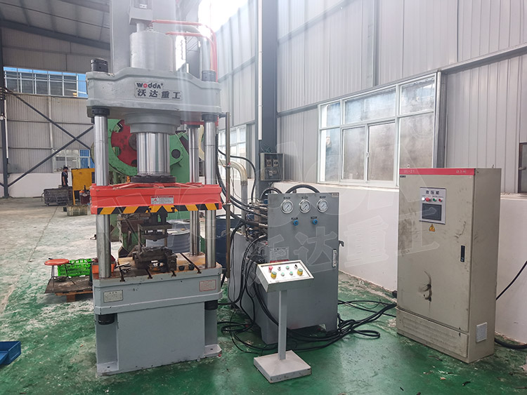 200噸封頭拉(lā)伸液壓機（圖(tú)4）