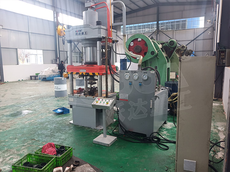 200噸封頭(tóu)拉伸液壓機(ji)（圖2）