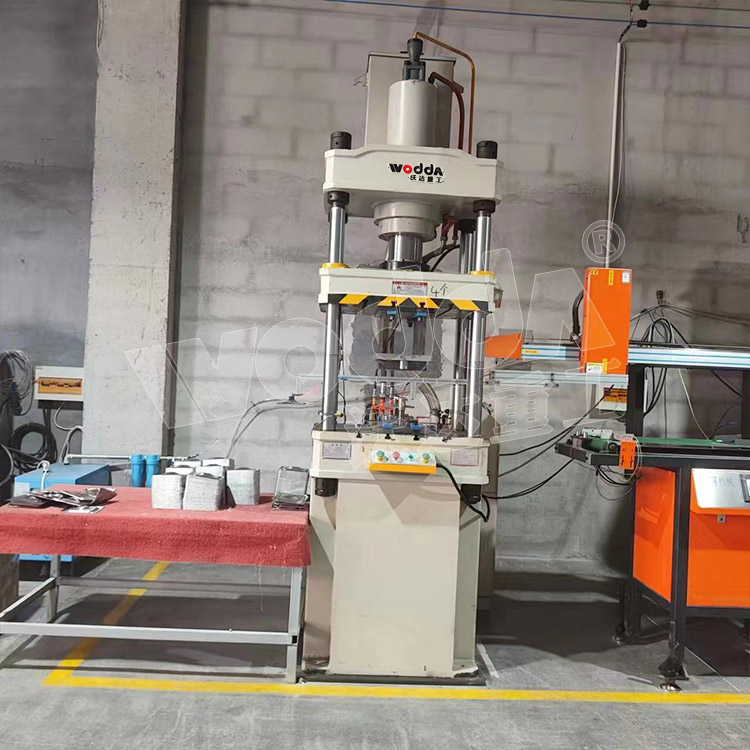 100噸不(bú)鏽鋼廚(chu)具拉伸(shen)液壓機(jī)