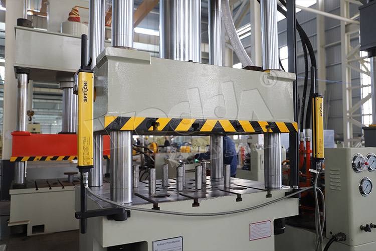 150噸(dūn)拉伸機（液壓墊）