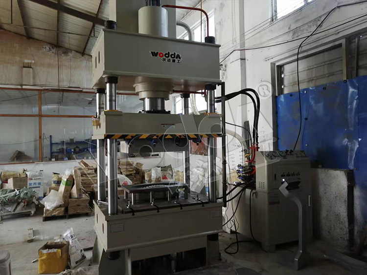 250噸不(bu)鏽鋼拉伸(shen)液壓機現(xiàn)場