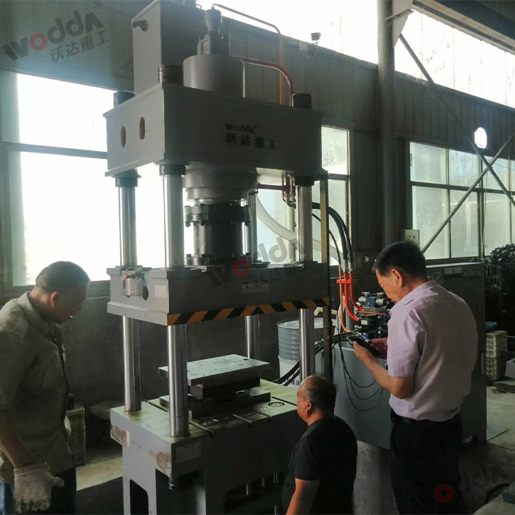 200噸不鏽鋼離(lí)心風機拉伸(shēn)成型液壓機(jī)