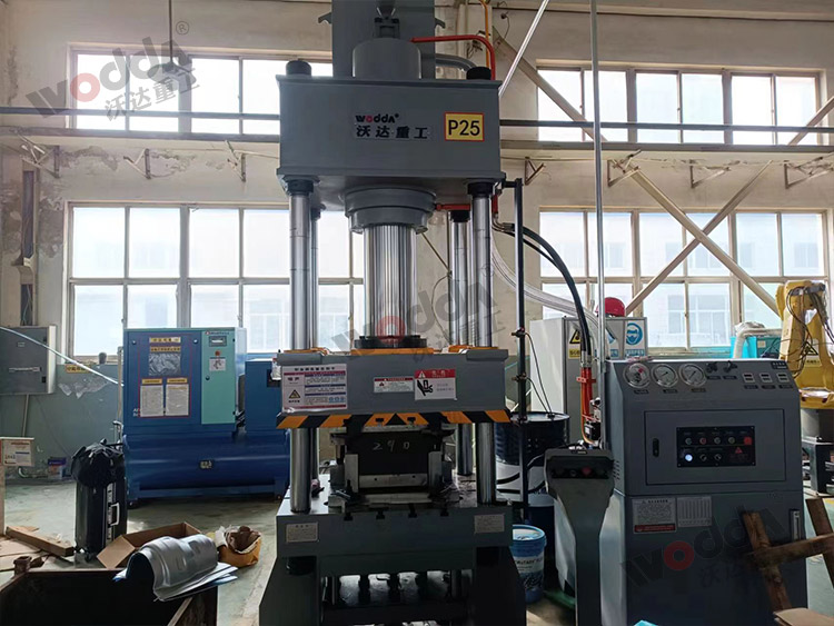 200噸汽車排氣(qi)管散熱罩拉(lā)伸液壓機客(ke)戶現場