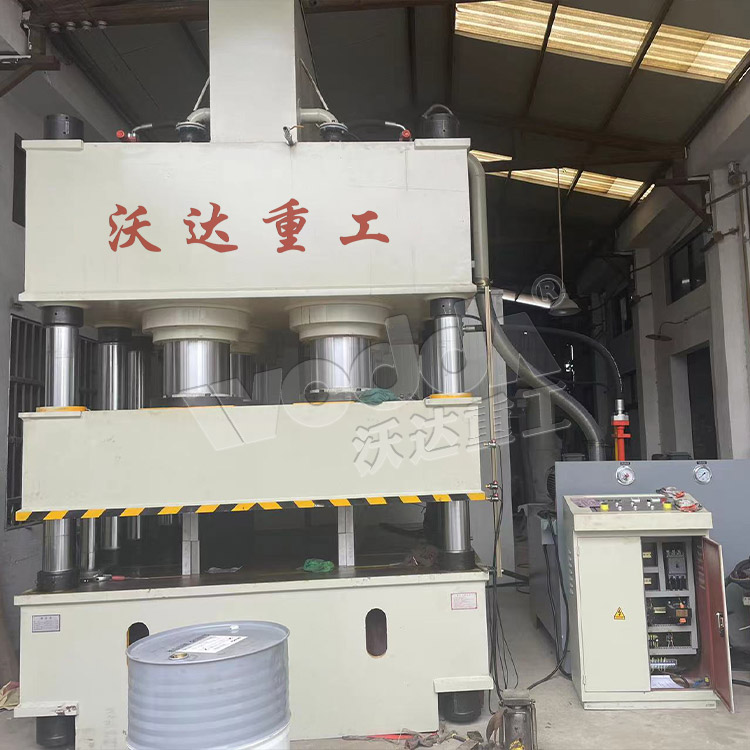 2000噸(dūn)鋼木門(men)壓花機(ji)客戶現(xiàn)場