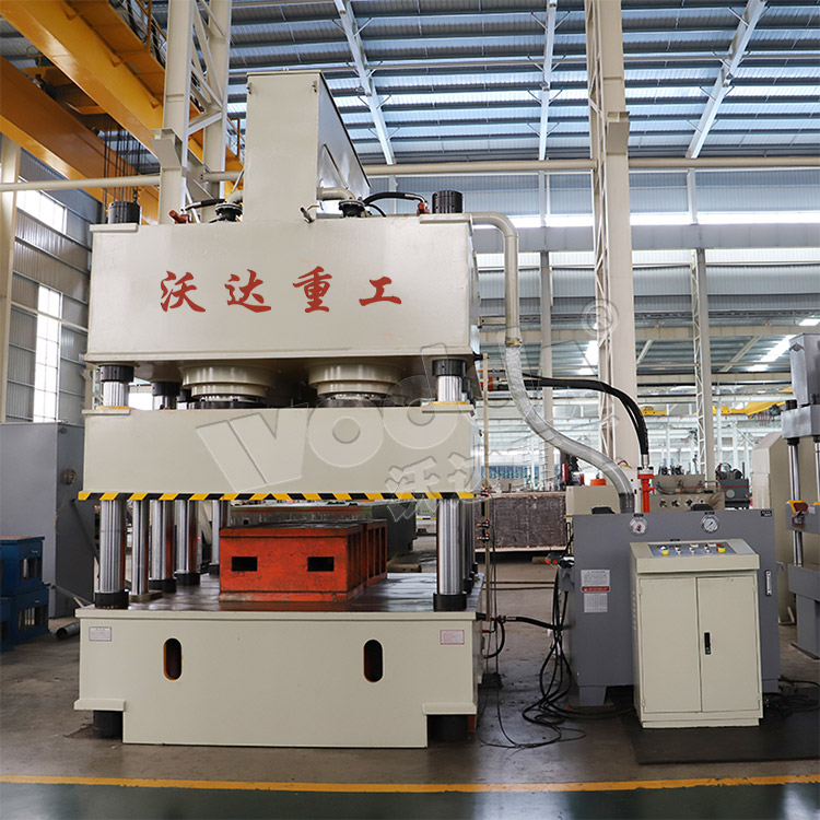 2000噸鋼木(mù)門壓花(huā)機車間(jiān)實物