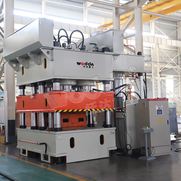 3000噸鋼木門壓(yā)花機車間現(xian)貨