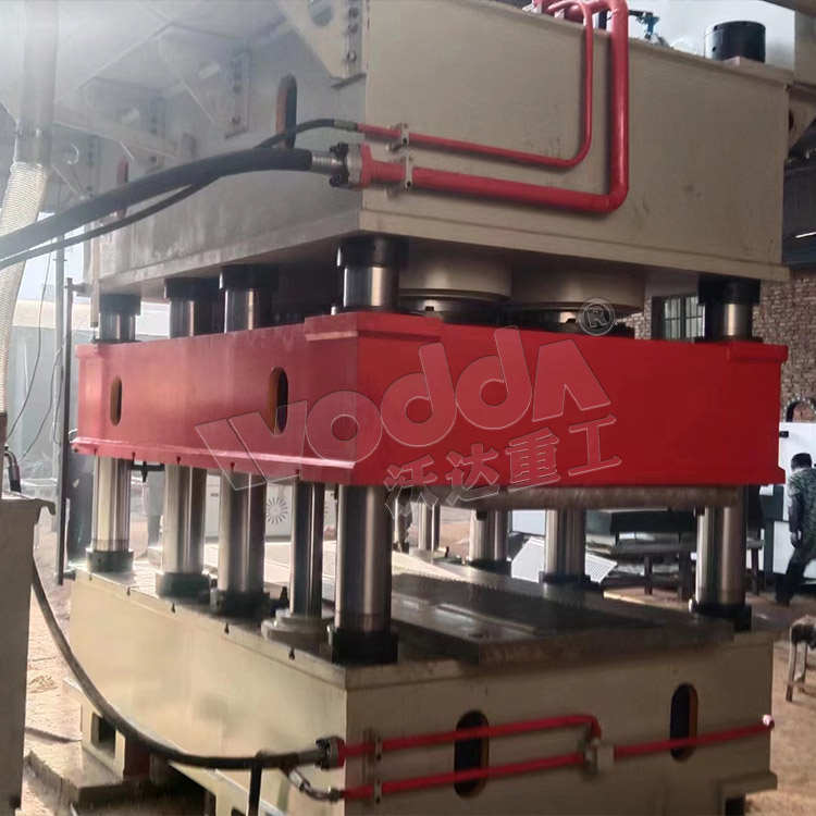 3000噸鋼木門(mén)壓花機客戶(hù)現場