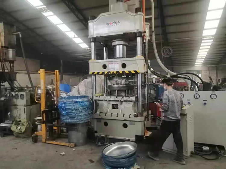 315噸(dun)汽車水(shuǐ)箱封頭(tou)拉伸液(ye)壓機