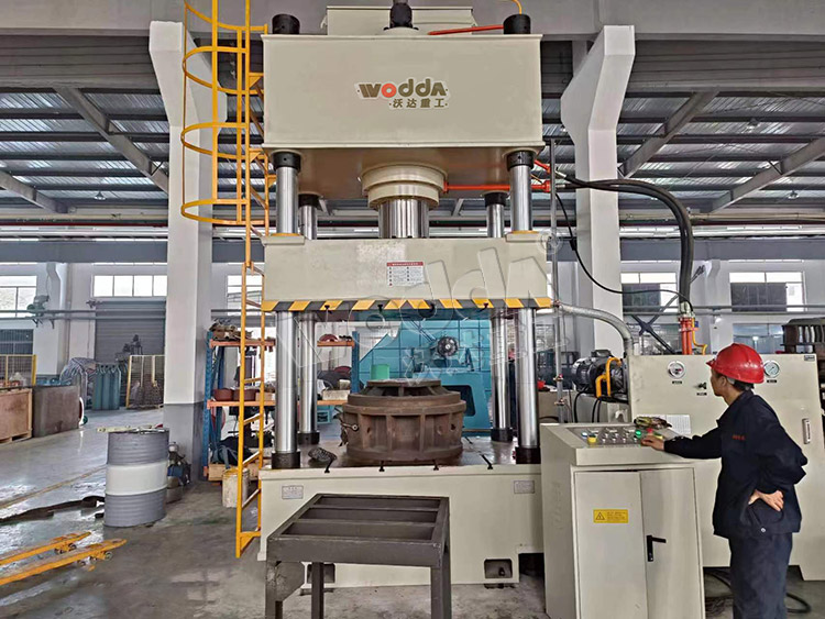 315噸汽車(che)輪毂拉伸成型(xing)液壓機