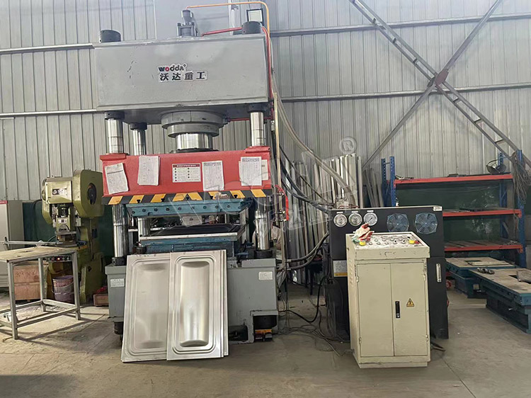 400噸(dun)液壓拉伸機(ji)拉伸不鏽鋼(gang)水箱