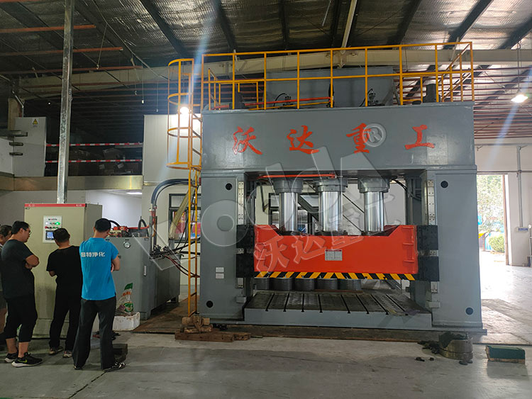 1000噸(dūn)框架式薄(bao)闆拉伸液(yè)壓機客戶(hu)現場