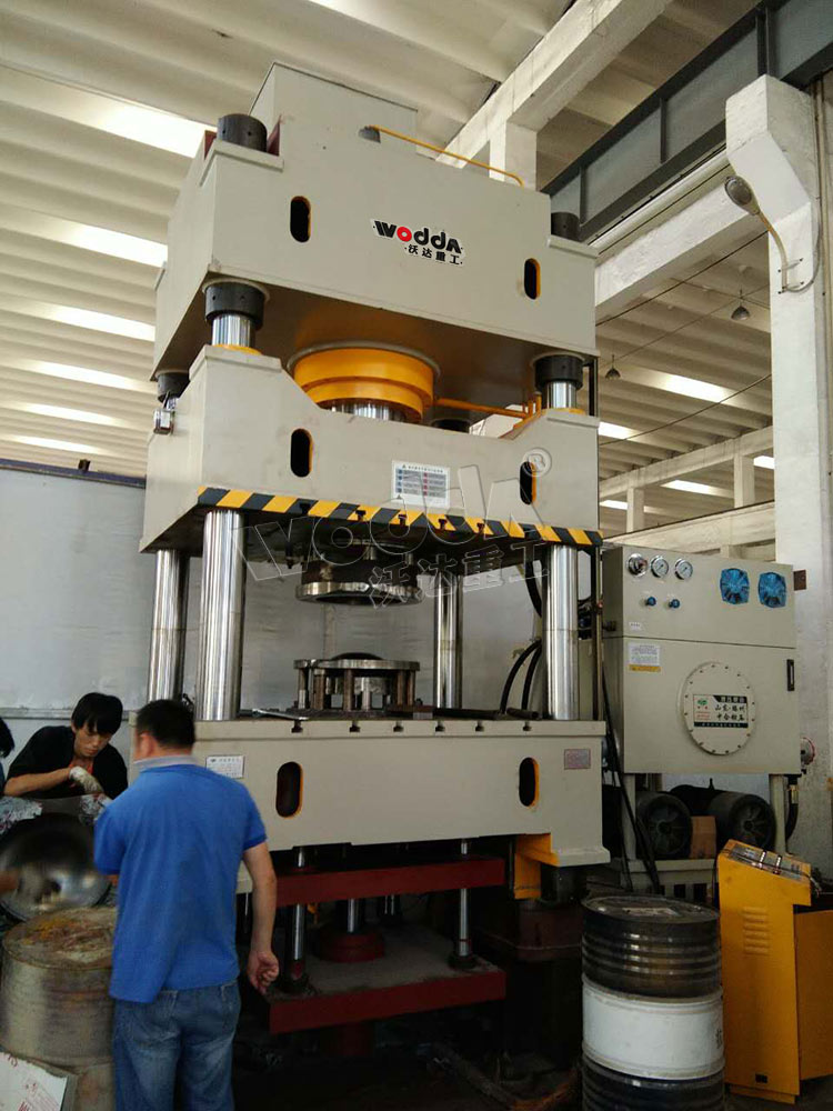 500T液壓墊(niàn)封頭拉(la)伸液壓(ya)機