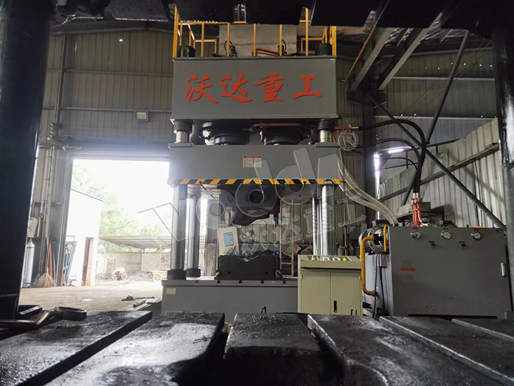 800噸四(si)柱液壓機(ji)壓制金屬(shǔ)制品