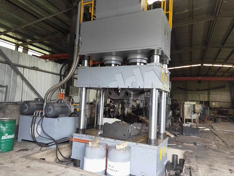 800噸金屬(shǔ)冷壓成型(xíng)液壓機