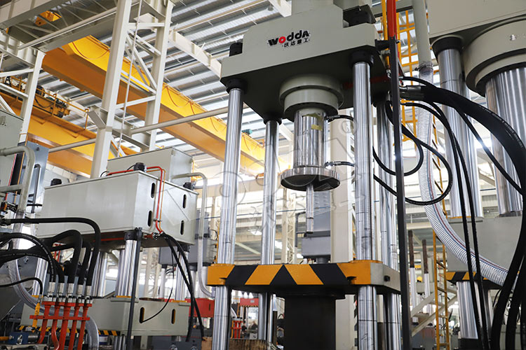 汽車濾清(qing)器外殼拉伸(shēn)液壓機打料(liao)缸