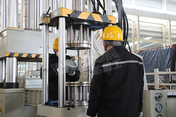 汽車濾清器(qi)外殼拉伸