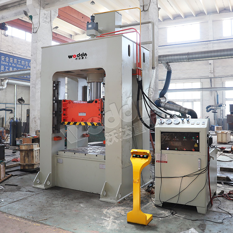 200噸(dūn)框架式液壓(ya)機車間實拍(pāi)