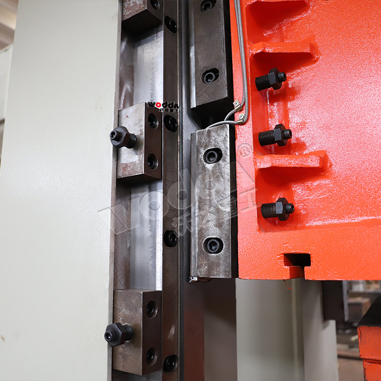 200噸框架式液(yè)壓機（導軌）