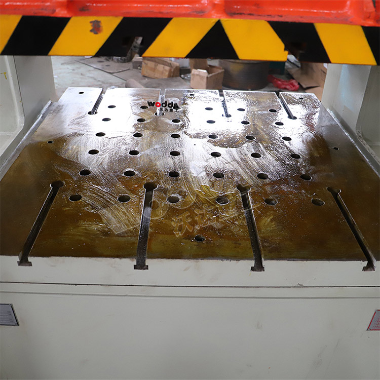 工(gōng)作台（液壓墊(nian)）