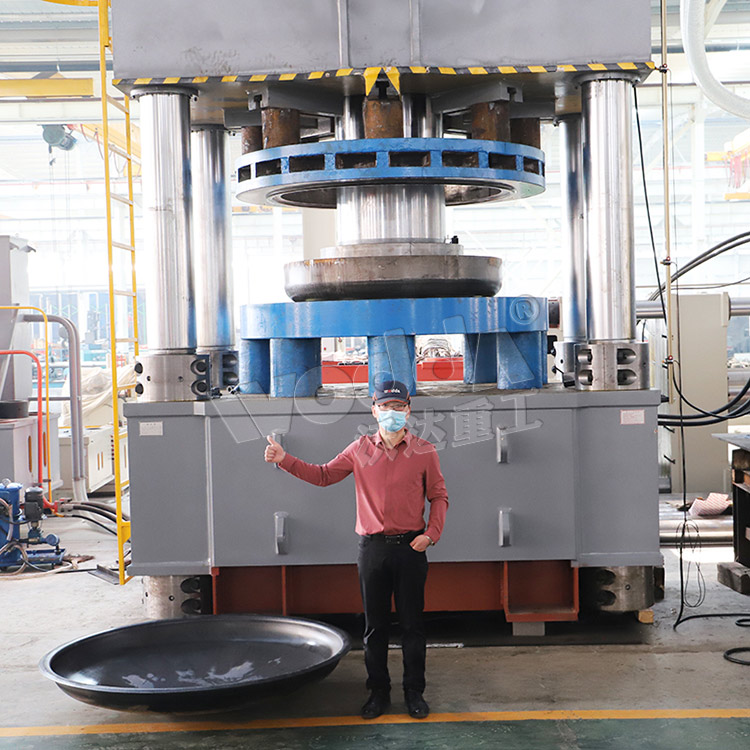 3000噸(dūn)封頭拉伸液(yè)壓機客戶試(shì)機